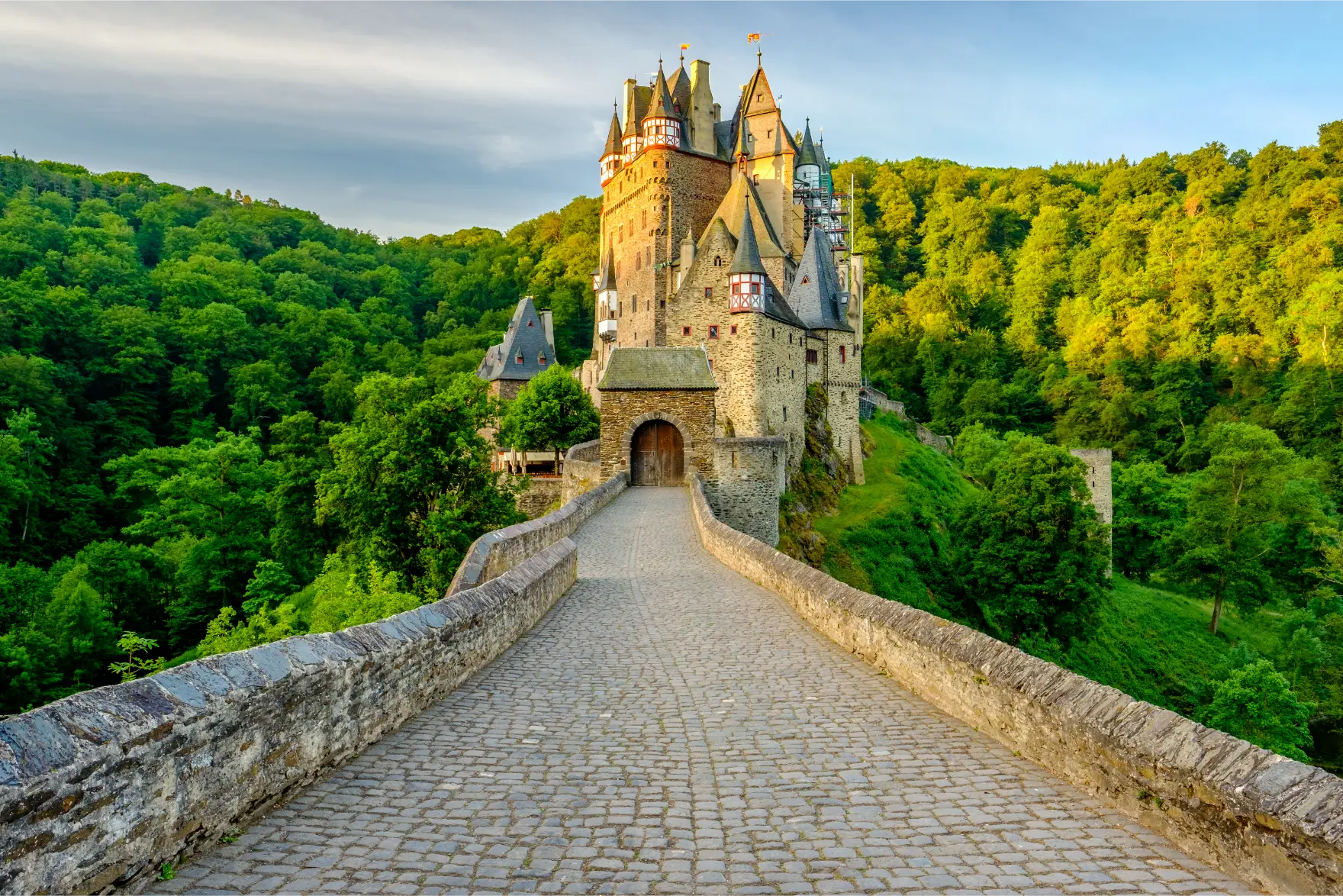 burg-eltz-castle-in-rhineland-palatinate-germany-2024-10-11-05-17-37-utc
